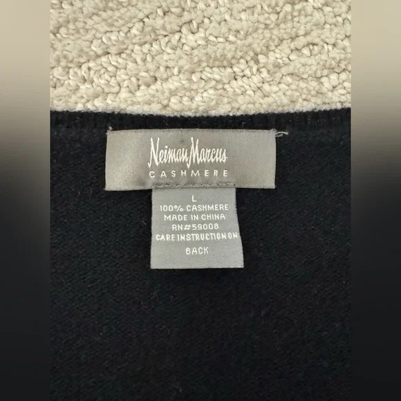 Neiman Marcus Women's Cashmere Collection Black V-Neck Sweater Large - Picture 6 of 6